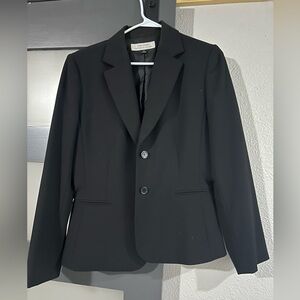 Tahari women’s blazer size 8. Excellent condition. A little dusty.
